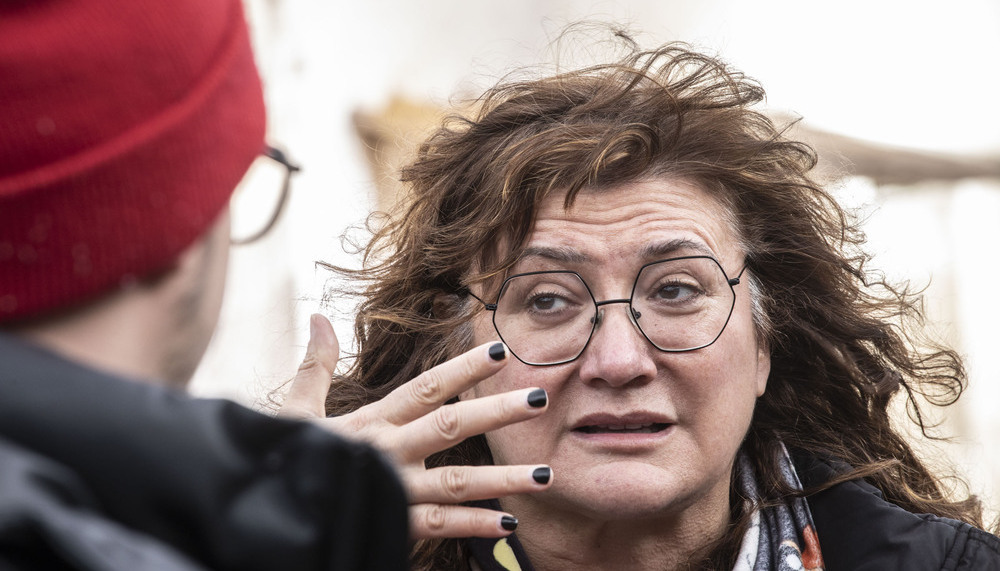 La cineasta Isabel Coixet atiende a los medios de comunicación durante su rodaje en La Rioja.
