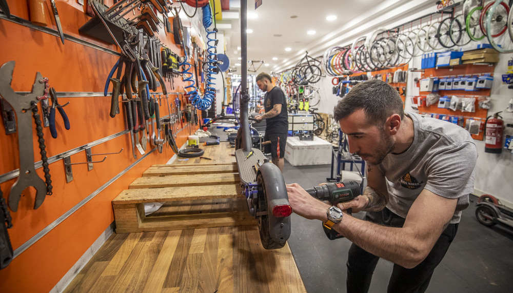 Ángel y su equipo no solo venden bicicletas y patinetes eléctricos, también realizan revisiones, mantenimiento, reparaciones y restauraciones.