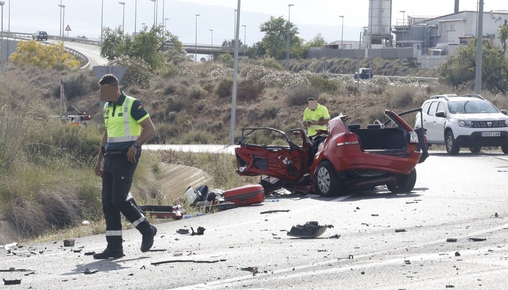 Los fallecidos han tenido que ser excarcelados del vehículo por los bomberos del CEIS Rioja.