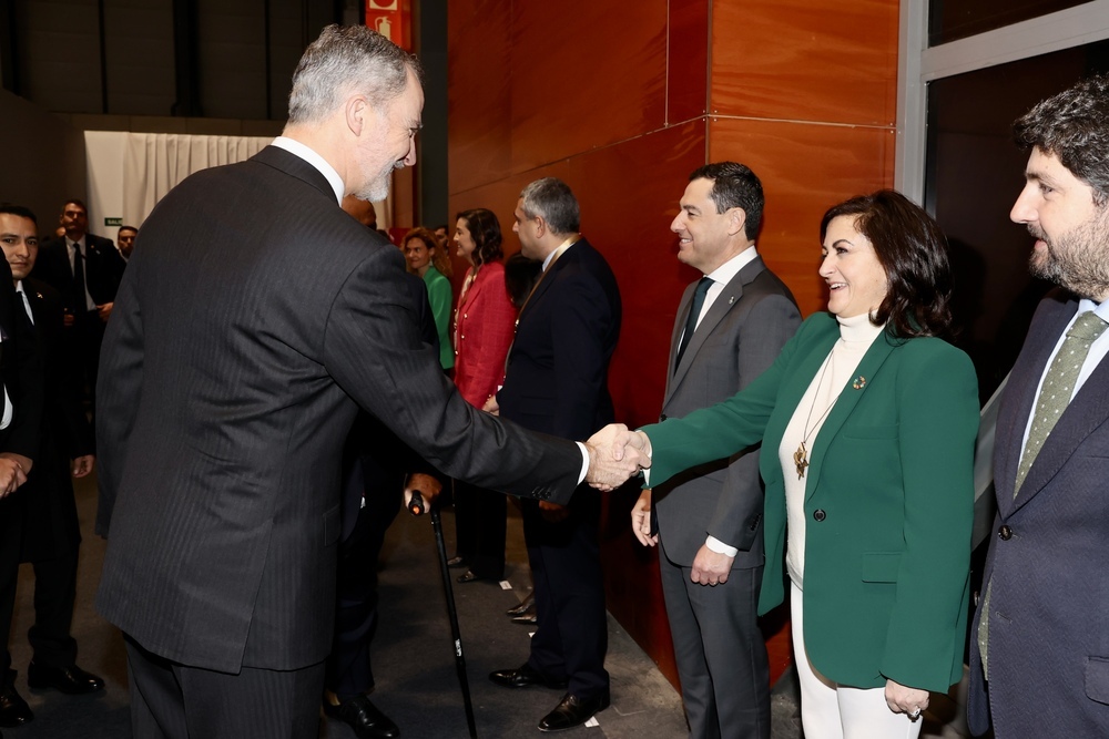 Felipe VI saluda a Concha Andreu, junto al resto de presidentes autonómicos.