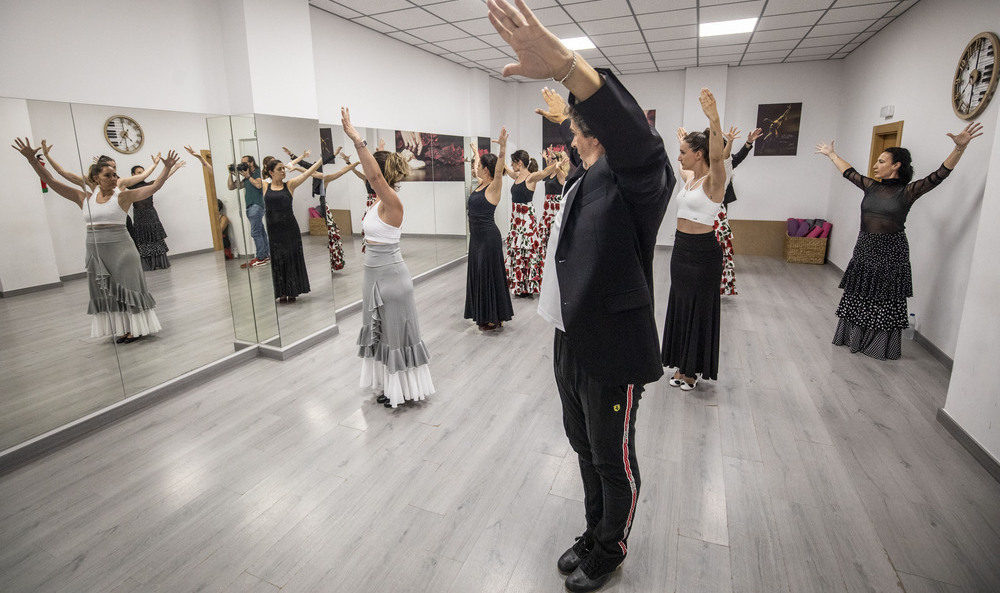 Nuria Truco ensaya con su alumnado algunas de las coreografías que representarán este jueves 29 en el auditorio.