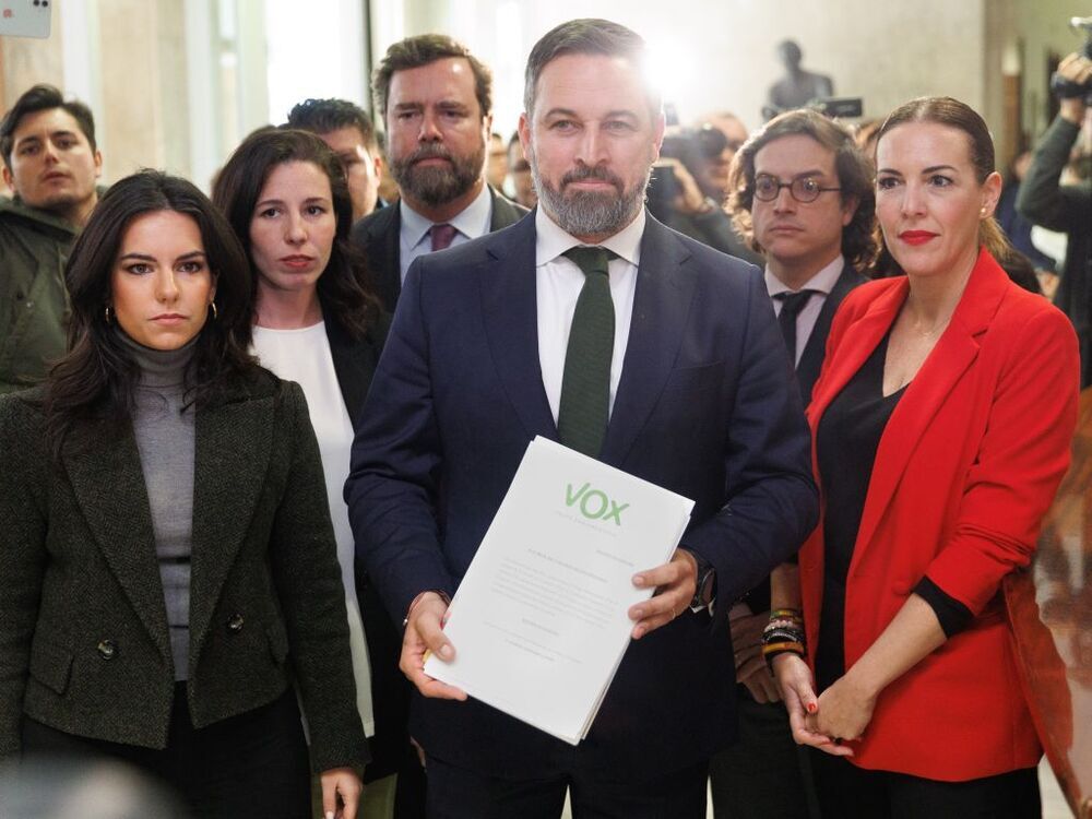 El líder de Vox, Santiago Abascal (c), a su llegada para registrar el texto de la segunda moción de censura dirigida contra el actual presidente de Gobierno, Pedro Sánchez