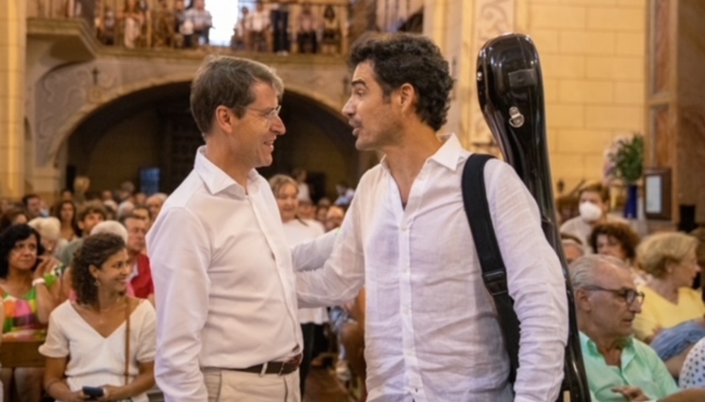 El presidente Gonzalo Capellán saluda a Pablo Sáinz Villegas antes de su concierto en Pradillo de Cameros.