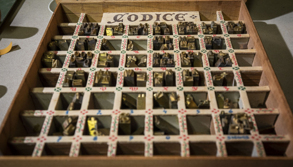 Caja de tipos en el taller de encuadernación tradicional y restauración documental Códice Rioja de Logroño.