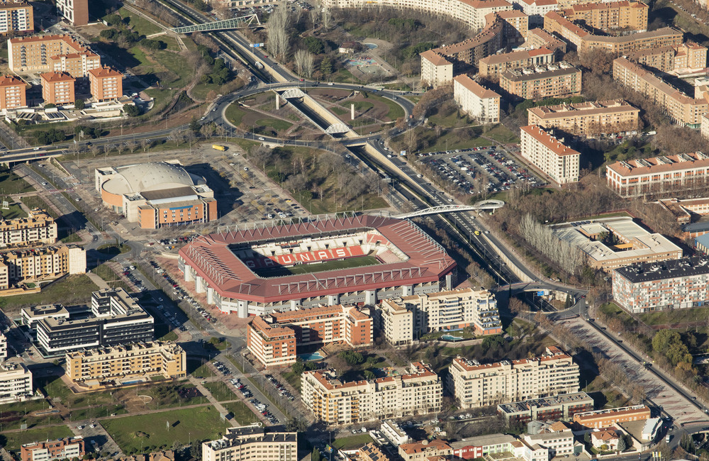 El estadio de Las Gaunas y su vecino Palacio de Deportes; a su lado, la enorme rotonda de Chile.