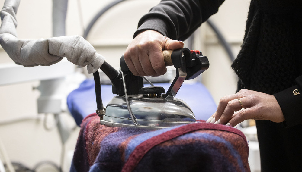 Junto con la limpieza en seco, el planchado profesional es uno de los trabajos más demandados en las tintorerías.