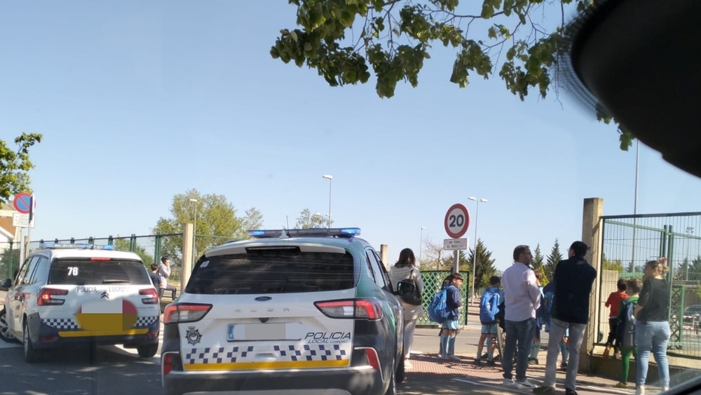 Los agentes han mantenido a los usuarios de Pradoviejo en el exterior del aparcamiento.
