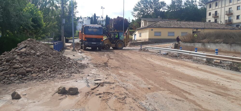 Una excavadora retira barro de la carretera LR-113 en Cenicero.