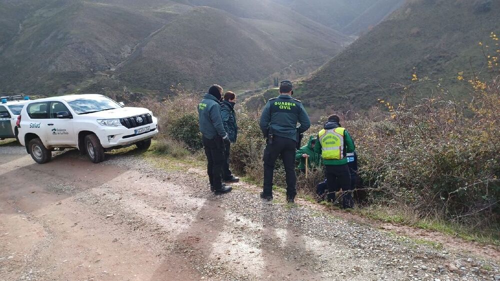 Agentes de la Guardia Civil en la zona donde ha sido encontrado el cuerpo sin vida de la mujer.