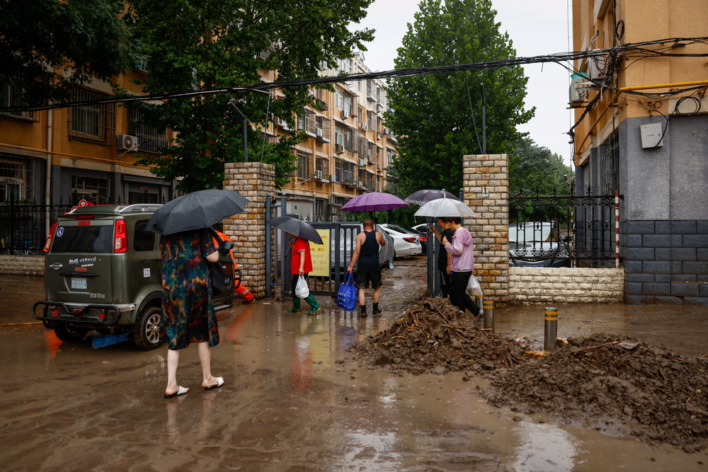 Two dead and thousands evacuated as heavy rainfall continues in Beijing  / EFE