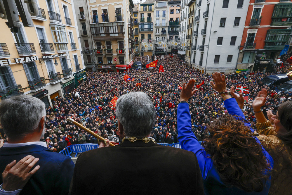 Asiron (c) celebra en el balcón del ayuntamiento de Pamplona convertirse en el nuevo alcalde