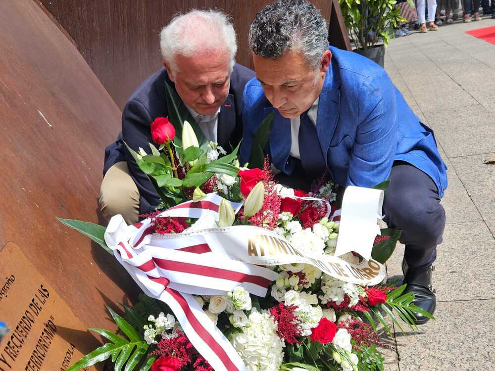 El exalcalde Pablo Hermoso de Mendoza y el actual regidor logroñés, Conrado Escobar, depositan un ramo de flores en recuerdo del concejal asesinado hace 26 años.