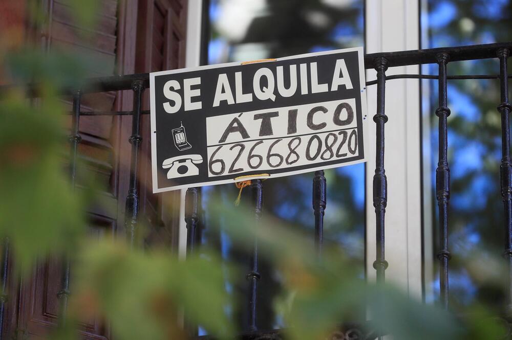 Imagen de archivo de un cartel de alquiler de vivienda en Madrid. 
