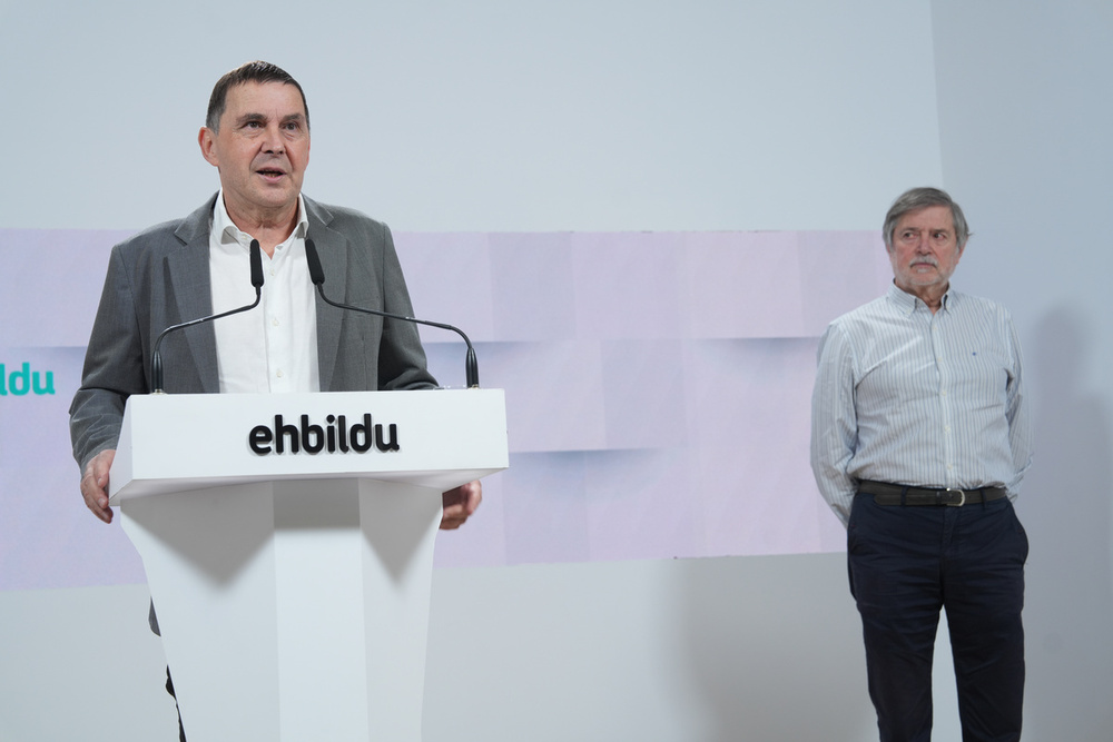 El coordinador general de EH Bildu, Arnaldo Otegi, durante la rueda de prensa, en la sede de su partido