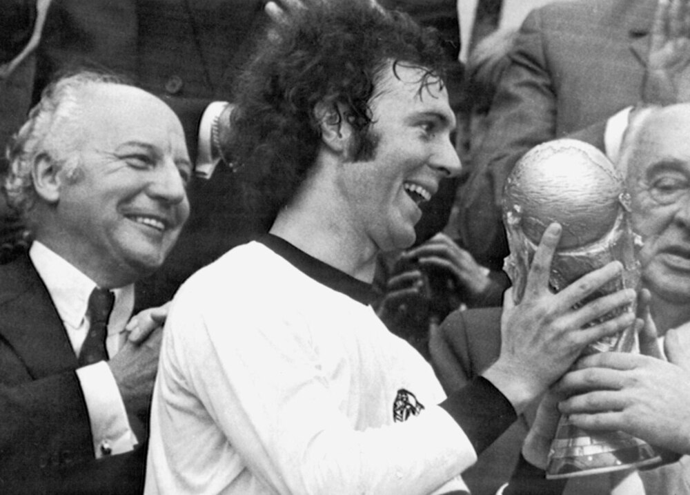 Foto de archivo de Franz Beckenbauer tras recibir el trofeo de la Copa del Mundo de 1974