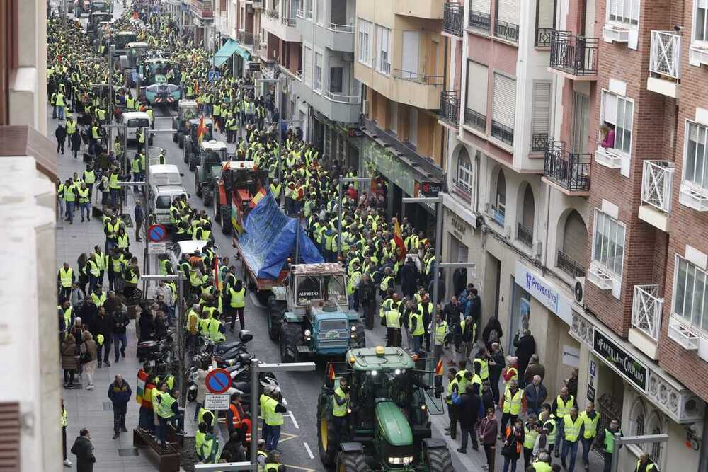 Los manifestantes hacen pasillo a los tractores en República Argentina.