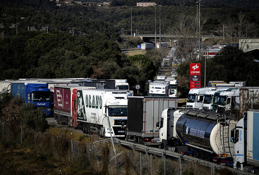 Camiones parados en la frontera de La Jonquera./ 