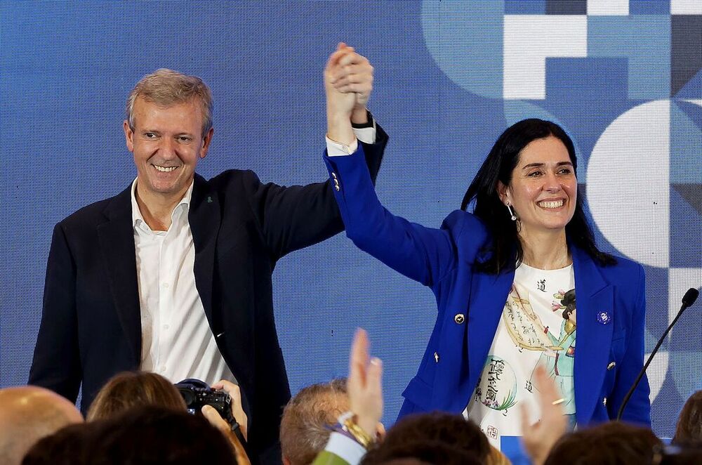 El candidato popular, junto a la secretaria general del partido en Galicia, Paula Prado, celebran la victoria en las urnas.
