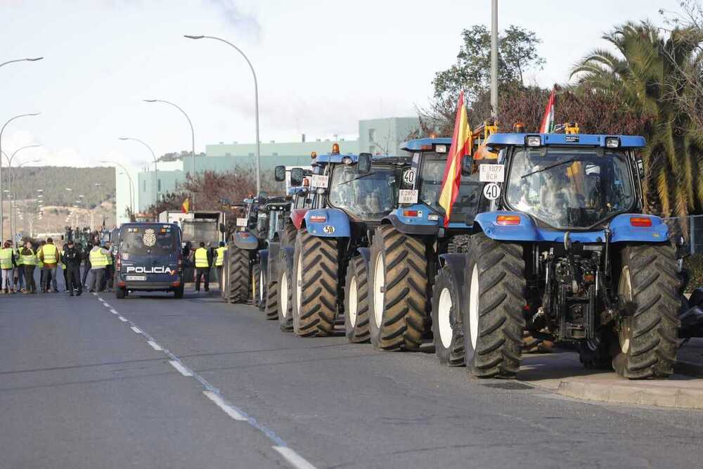 Concentración de agricultores en las puertas de MercaRioja.
