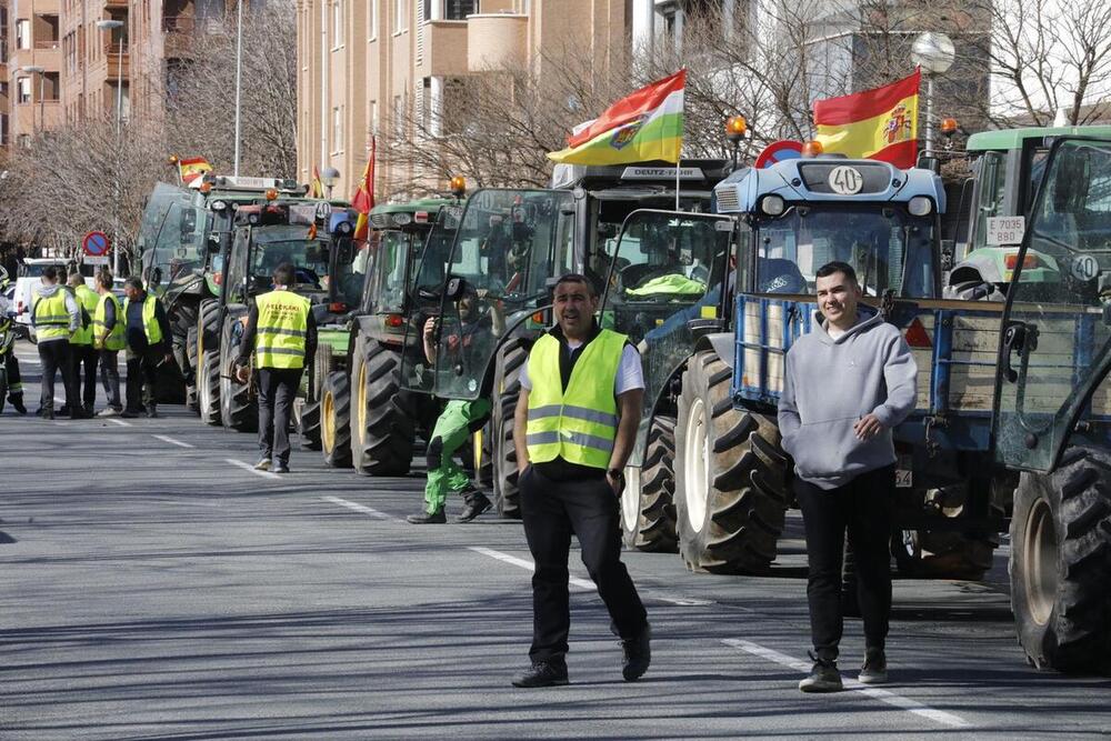 Tractores estacionados en la calle Estambrera, en Cascajos, en las inmediaciones de la sede del Consejo Regulador del Rioja. 