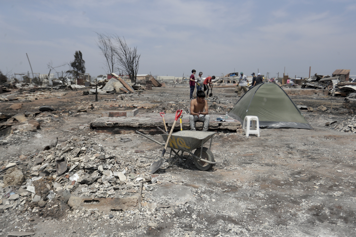 En Pompeya, epicentro de los incendios en Chile, hoy tiempo para llorar a los muertos