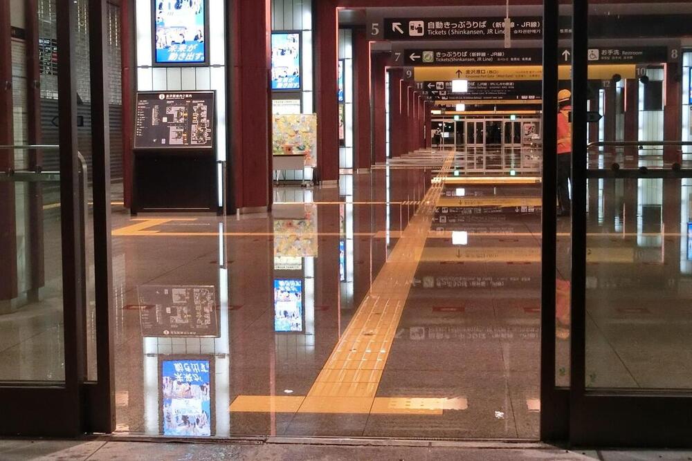 Una vista del agua dentro de la estación de Kanazawa después de un fuerte terremoto