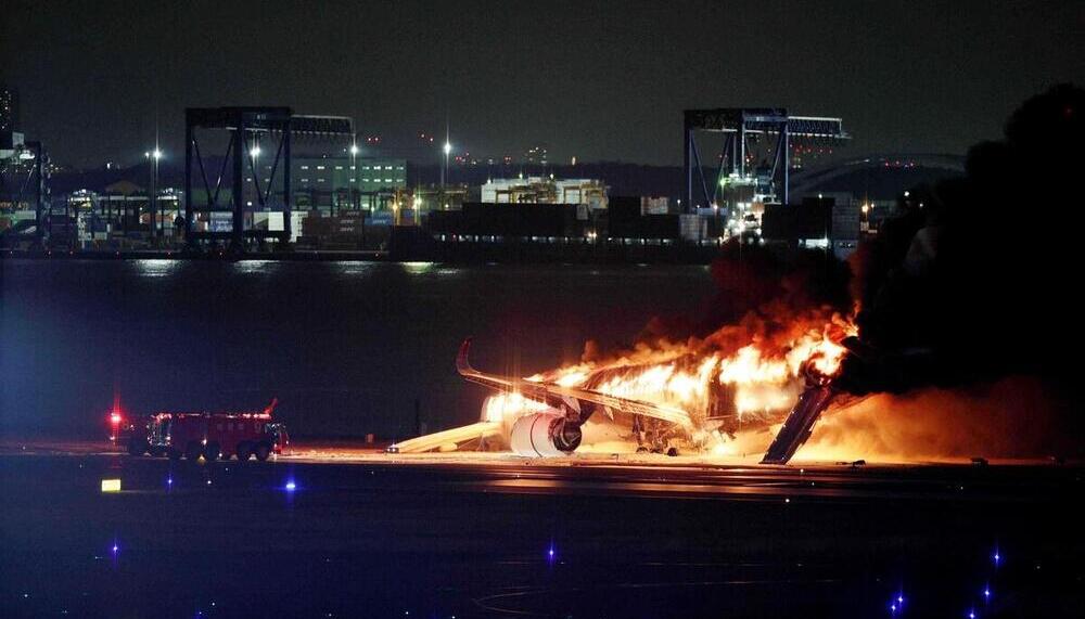Un avión ha sido evacuado tras incendiarse en Tokyo