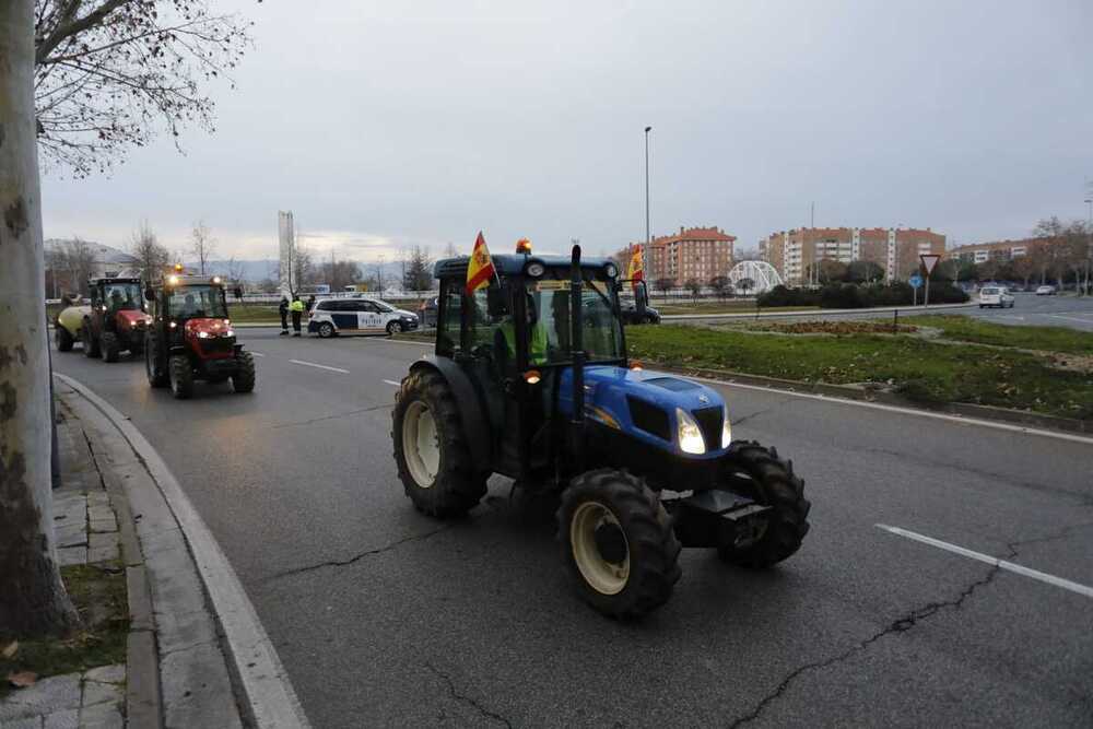 Tractores circulando por la rotonda de la calle Chile. 