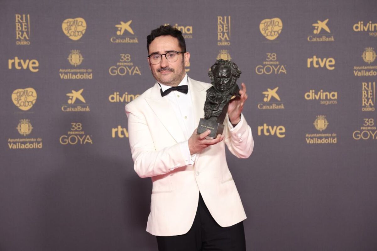 El realizador Juan Antonio Bayona posa con el premio Goya a Mejor dirección por 'La Sociedad de la Nieve'  / RAÚL TERREL