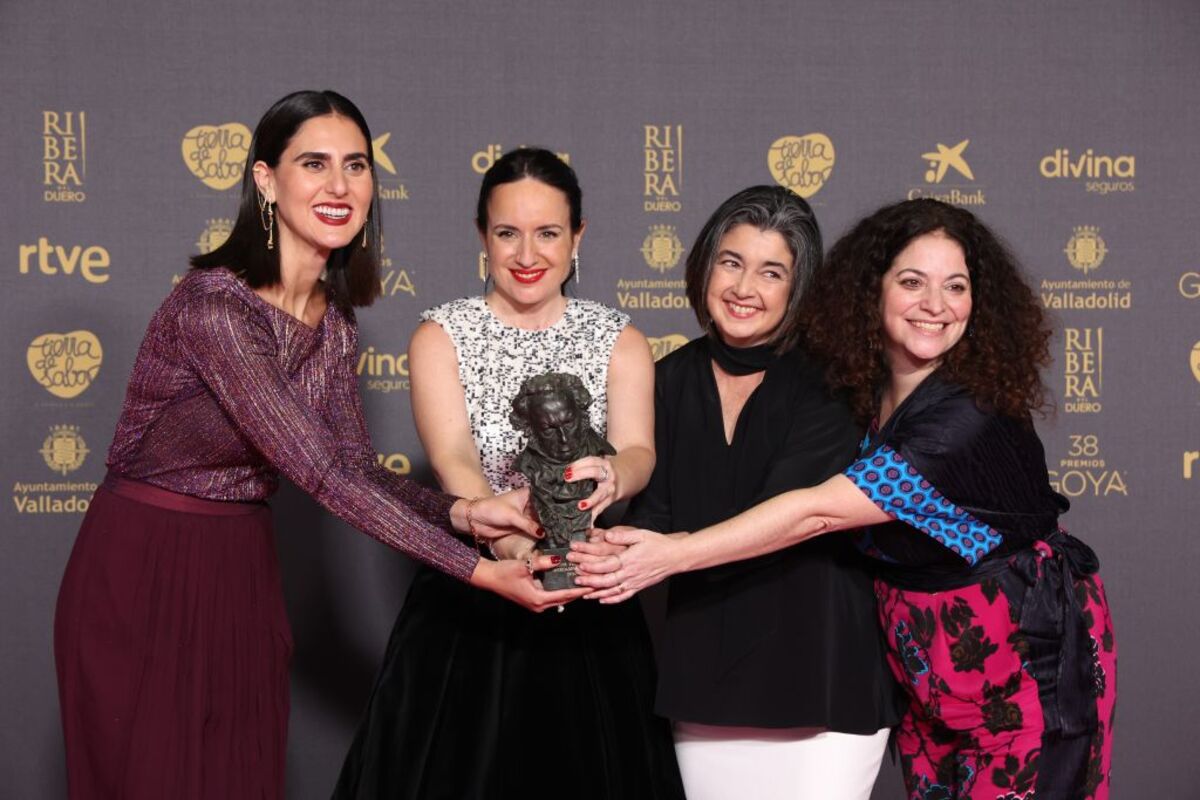 La directora chilena Maite Alberdi (2i) acompañada por su equipo posan con el Goya a Mejor Película Iberoamericana por 'La memoria infinita'  / RAÚL TERREL