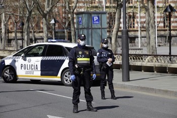 Policías locales de Logroño jalean al alcalde en San Bernabé
