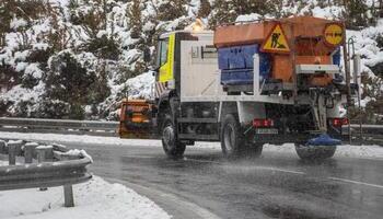 La nieve causa una retención en la carretera de Soria