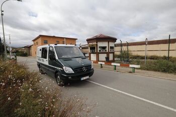 Almeida sale de la prisión de Logroño con destino a Segovia