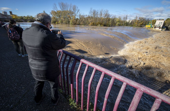 El Ebro inunda márgenes en Briñas y Haro