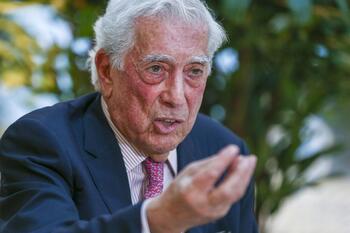 Vargas Llosa recibe el Premio AMI