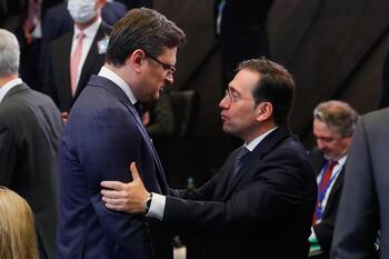 España descarta enviar material pesado a Ucrania