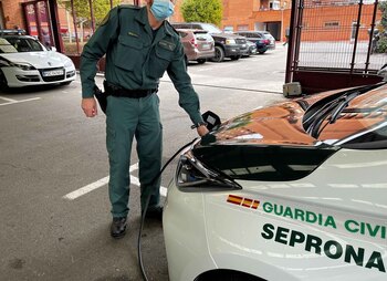 La Guardia Civil recibe el primer coche 100% eléctrico