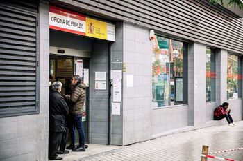 El paro en España cae en mayo y baja de los tres millones