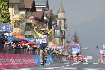 Jan Hirt gana fugado la descafeinada etapa reina del Giro