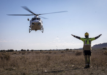 Un helicóptero riojano apoya la extinción del fuego en Navarra