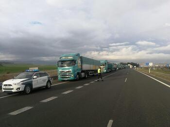 La Guardia Civil escolta a 10 camiones de paso por La Rioja