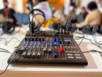 ‘Almazuela 2.0’ dota de material radiofónico a 14 colegios