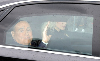 Berlusconi recibe el alta tras 44 días hospitalizado