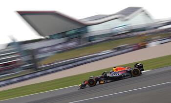 Verstappen logra la pole en Silverstone