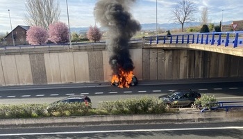 Arde un coche en la circunvalación de Logroño