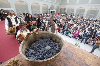 La Rioja brinda su fruto estrella a la Virgen de Valvanera