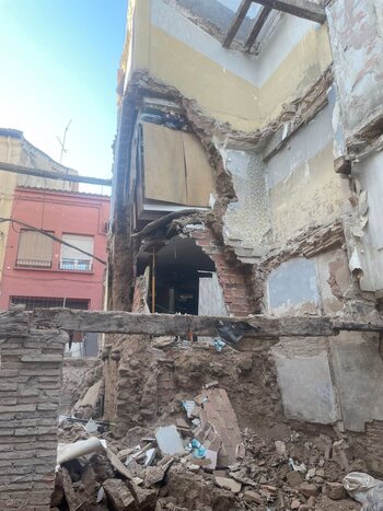 Comienza el derribo del edificio semiderruido en San Andrés 18
