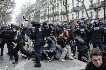 París arde contra la aprobada reforma de las pensiones