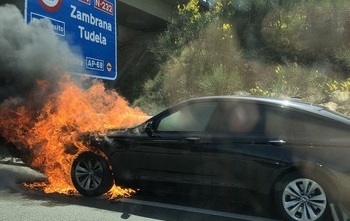 Arde un coche en la autopista cerca de Fuenmayor