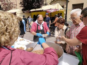 Logroño cumple el Voto a San Bernabé con el guiso de toro